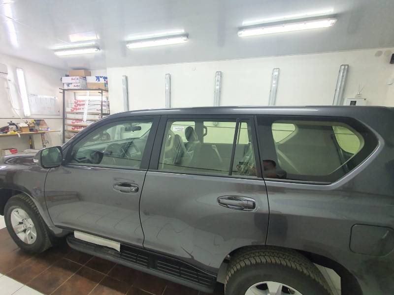 Підготовка Toyota Prado до тонування