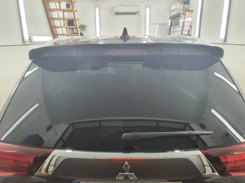 MITSUBISHI OUTLENDER