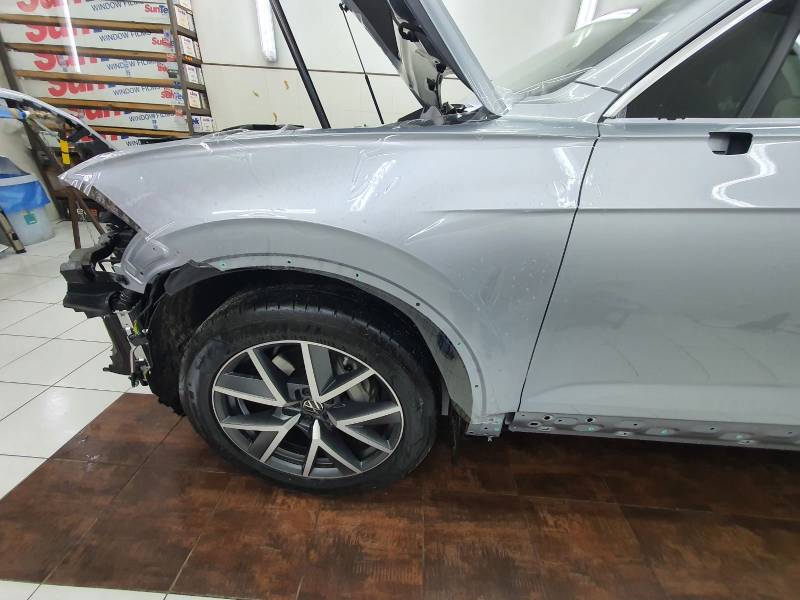 Захист та бронювання плівкою крила Volkswagen Touareg